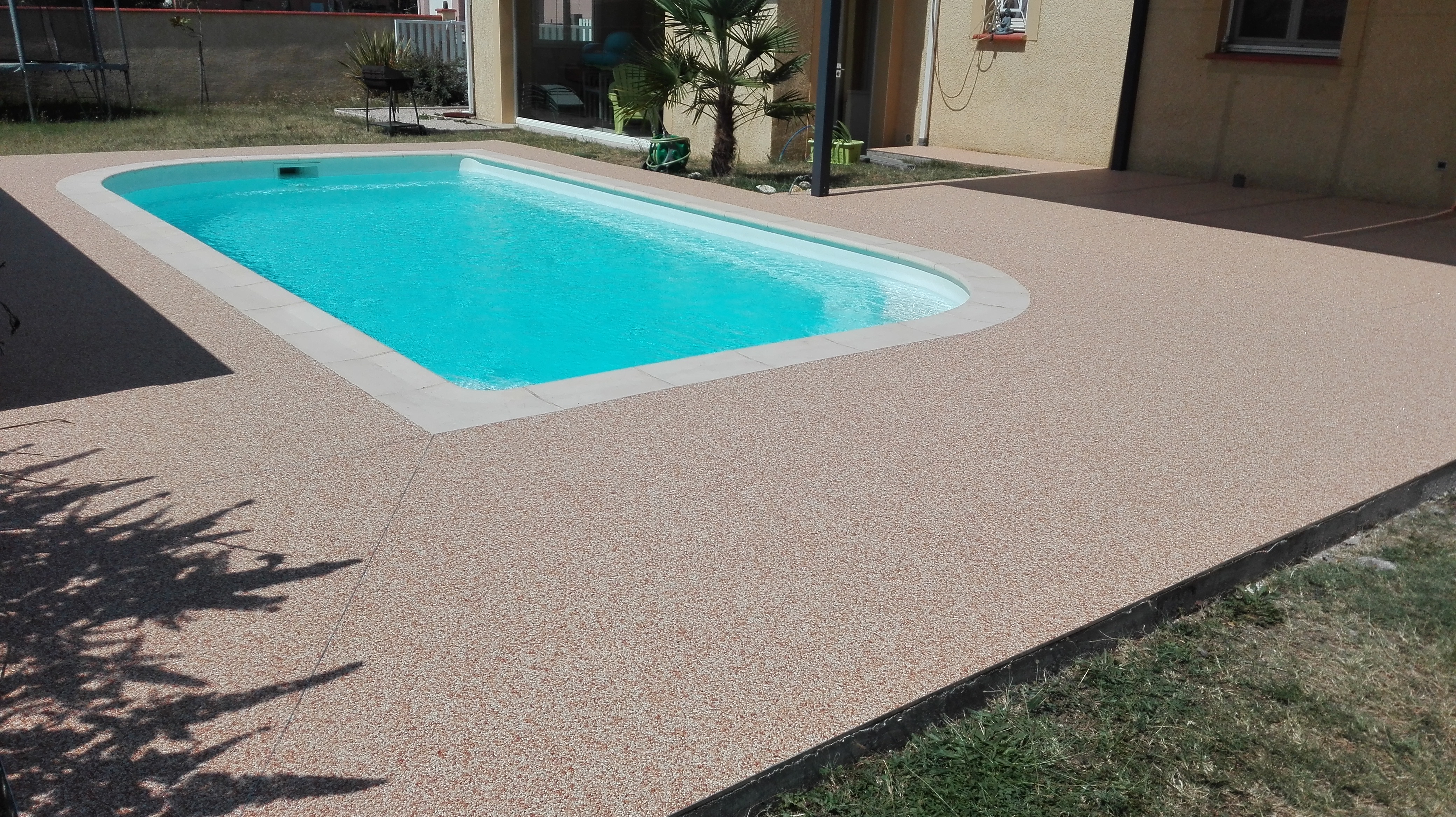 Tour de piscine beige rosé