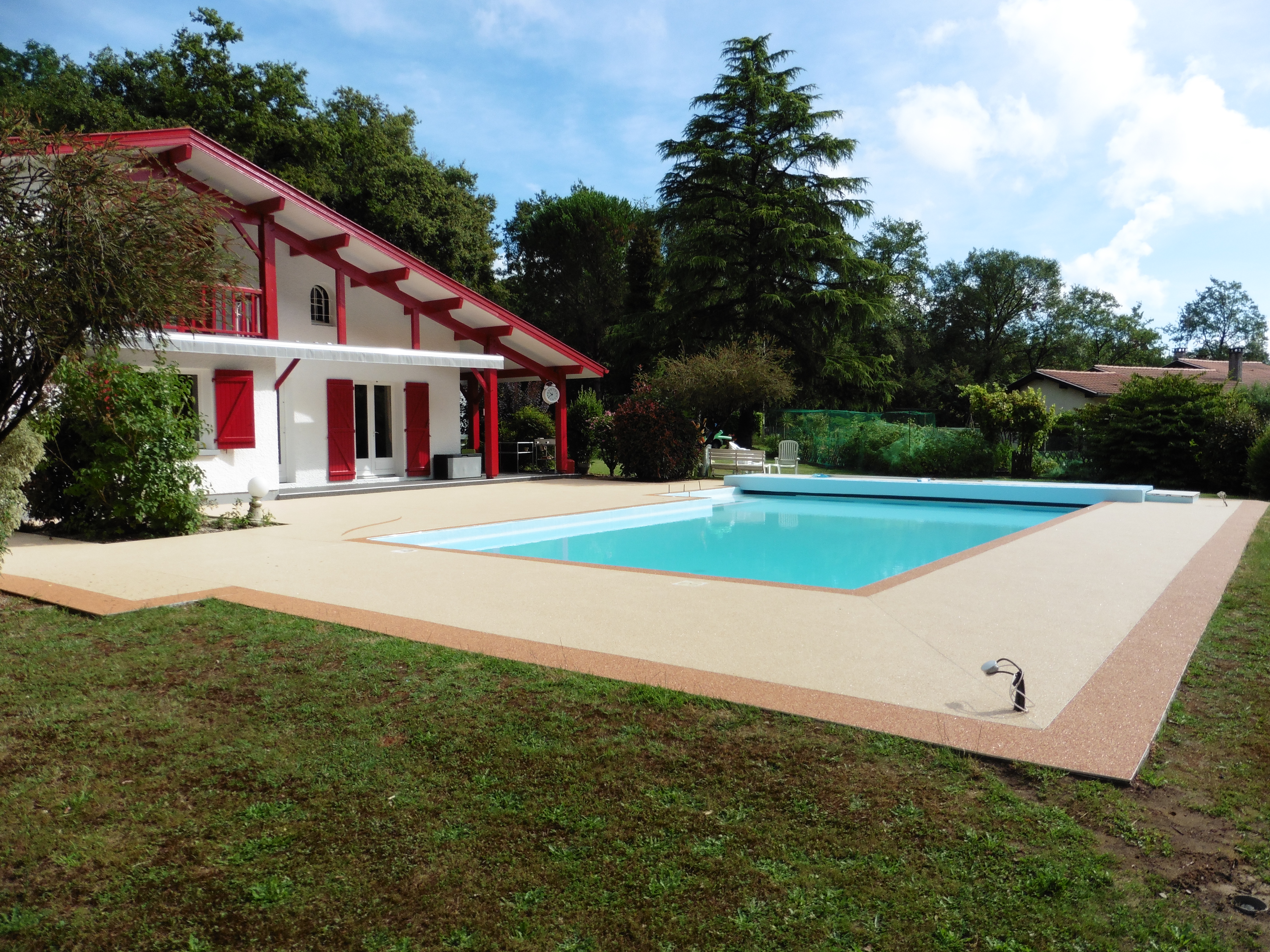 Tour de piscine Oeyreluy