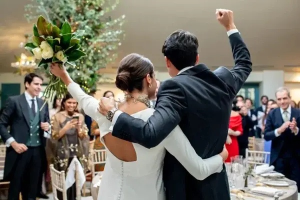 una pareja de novios abrazados