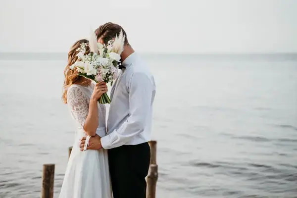 dos novios celebrando boda en la playa