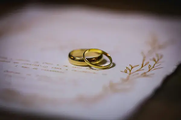 dos anillos de oro sobre una mesa