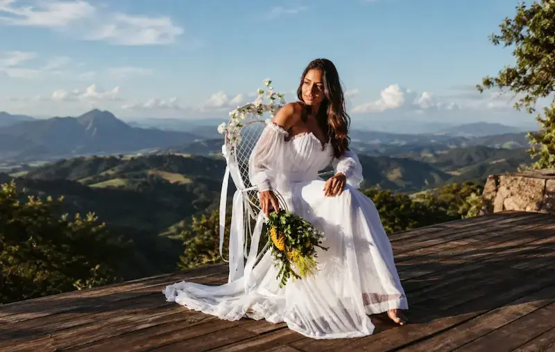 Mujer vestida de novia al aire libre