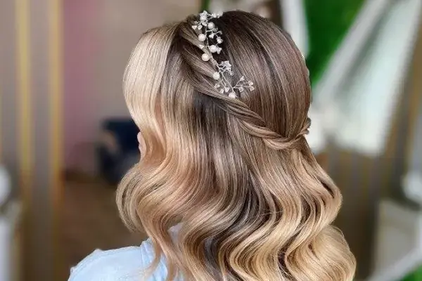 mujer de espaldas con cabello con ondas y corona brillante