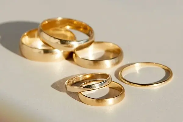 Varios anillos de oro
