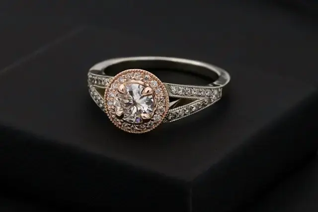 anillo con diamante blanco