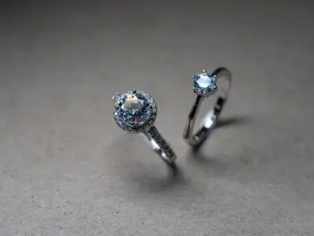 Moissanita vs diamante: diferencias y cómo elegir la piedra de tu anillo