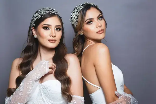 dos mujeres vestidas de novia