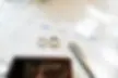 papel firmado con dos argollas de oro