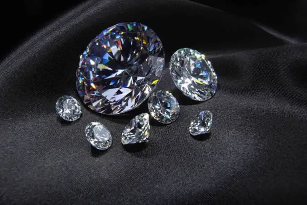 varios diamantes sobre fondo negro