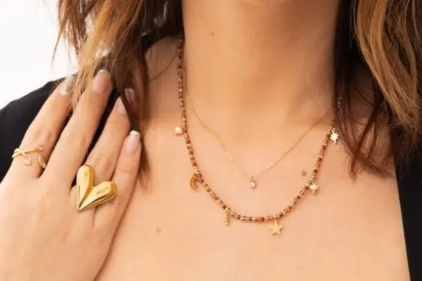 mujer con joyas de oro