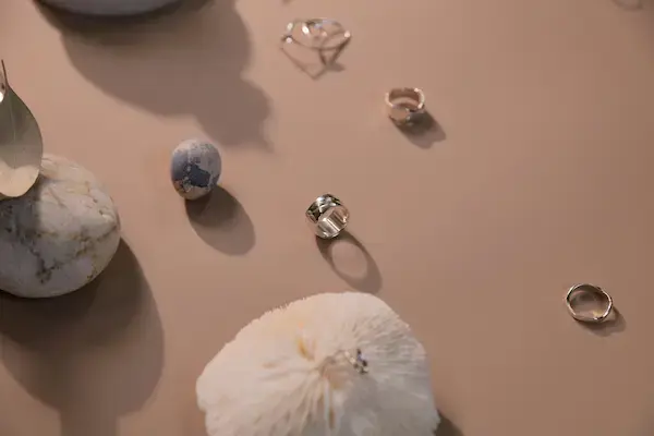 varios anillos con piedras