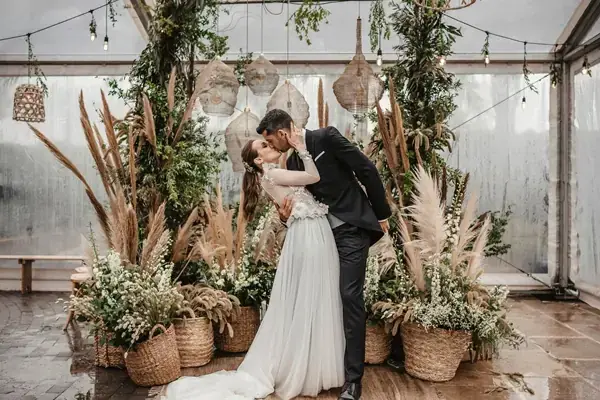 dos novios dandose un beso