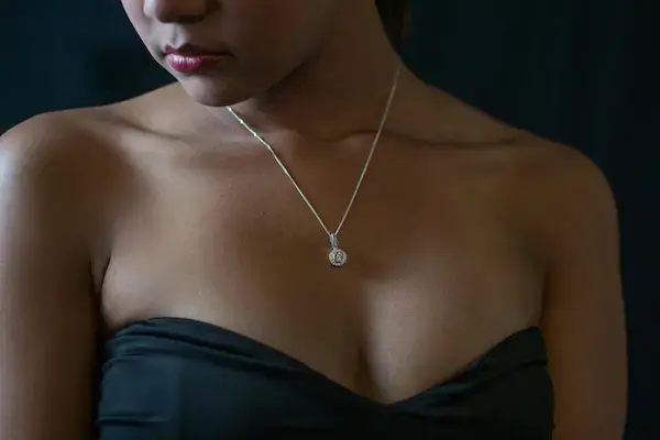 mujer con collares