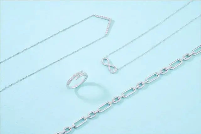 collares y anillos de plata