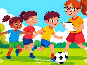 unos niños jugando futbol