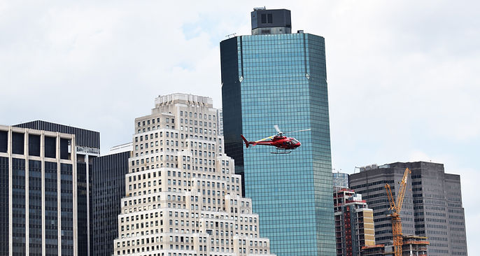 Helicóptero vermelho sobre arranha-céus