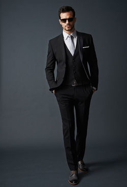 bd95daa8131476f55a7bee9a2e9f8bc8--black-suit-men-men-in-black