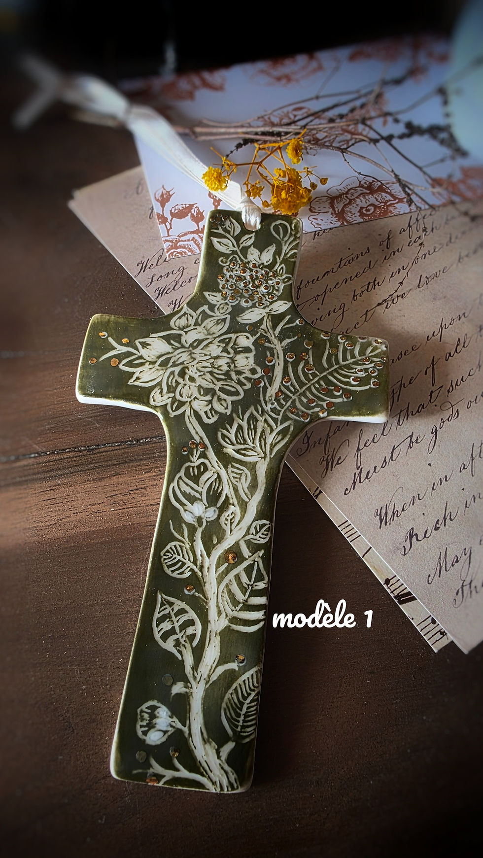 Miniature : Croix Florale en porcelaine ( pièce UNIQUE )