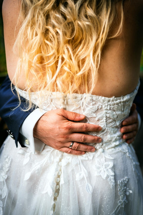 Detailfoto Bräutigamhand mit Ehering auf Rücken der Braut – Birkenheide Geisenfeld