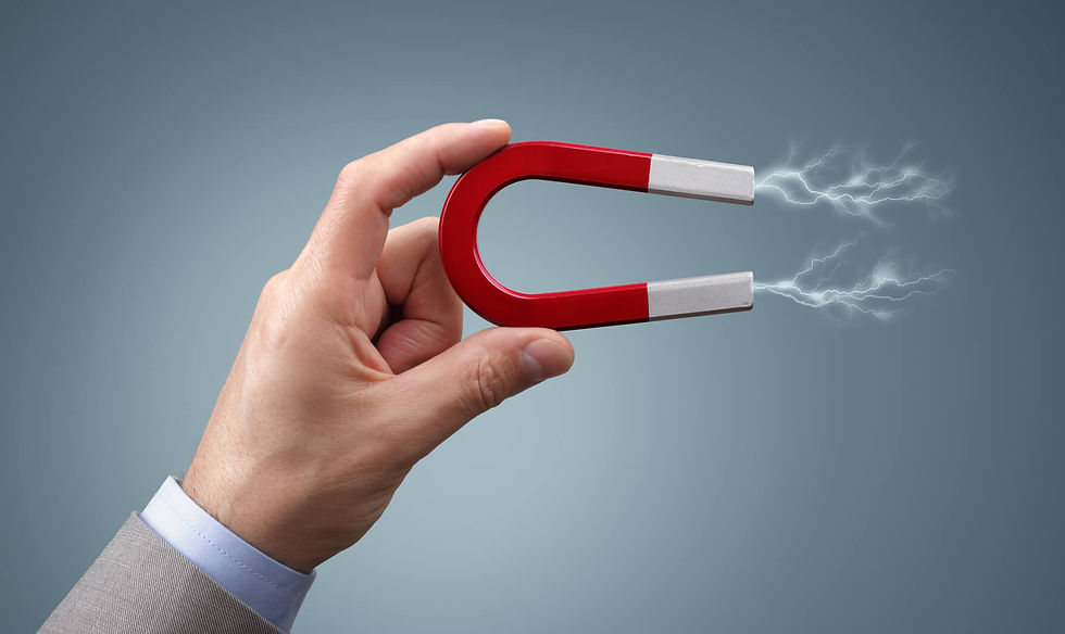 mulher se abraçando, amor próprio