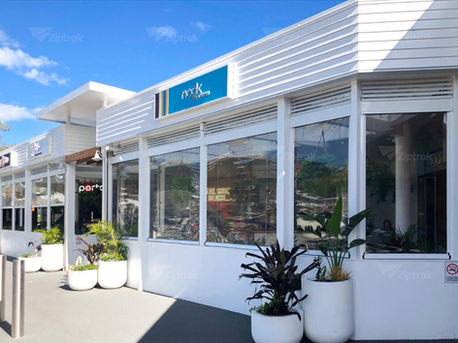 Ziptrak® transparent PVC blinds, a restaurant's secret weapon.