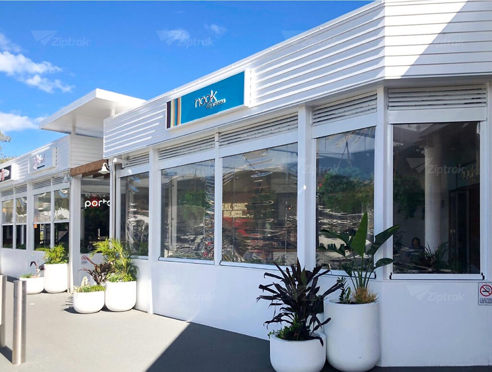 Ziptrak® transparent PVC blinds, a restaurant's secret weapon.