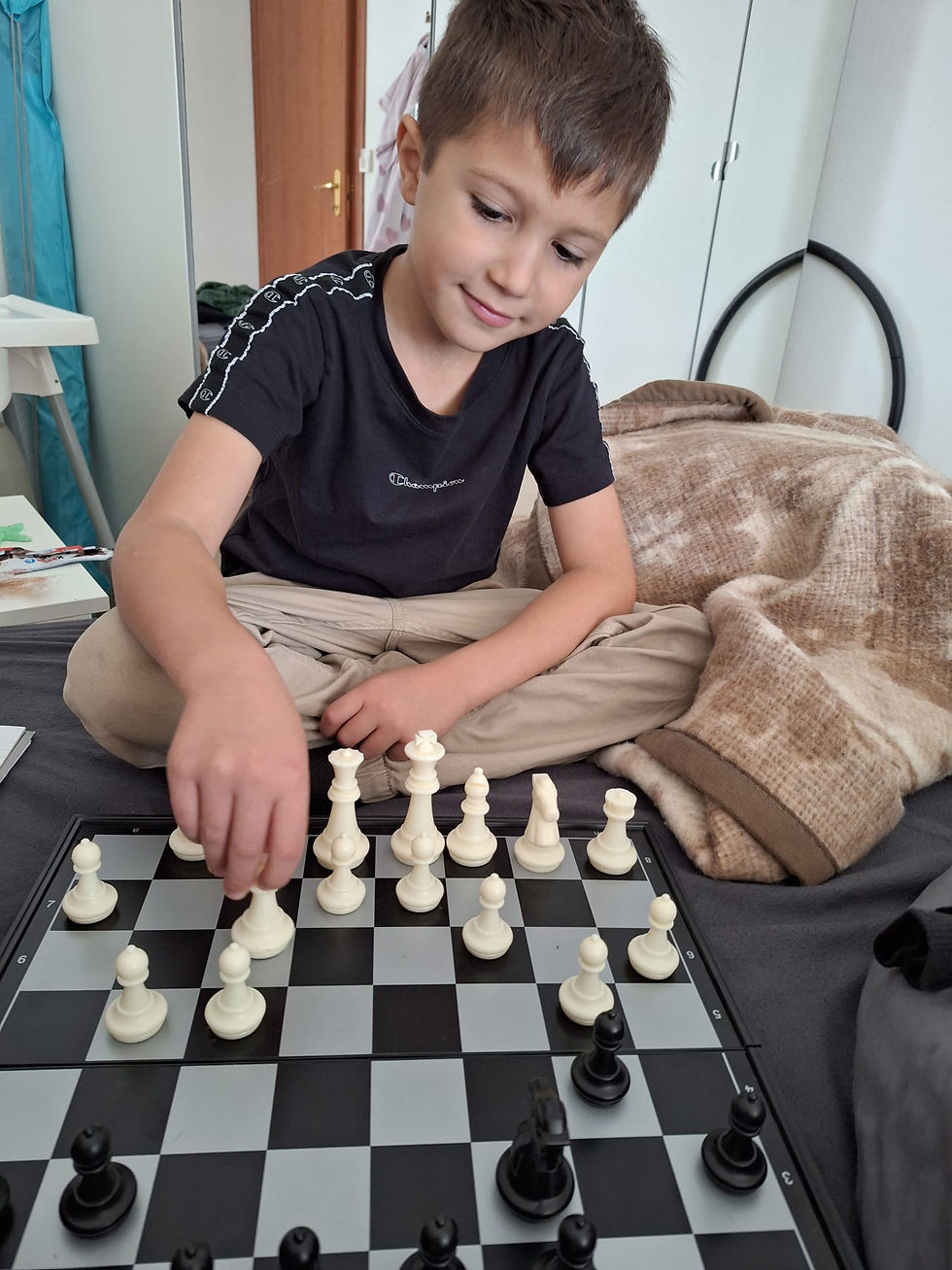 Kind spielt Schach