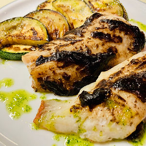 Filetes de Cabracho gratinados con alioli de ajo negro.