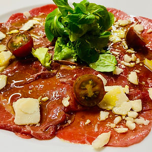 Carpaccio de ternera con virutas de parmesano.