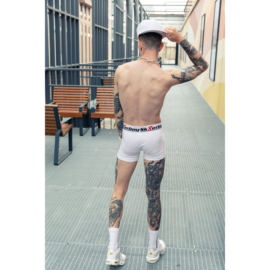 Thumbnail: Homme de dos en boxer blanc et casquette