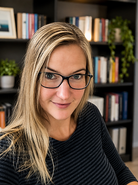 Portret in een gezellige bibliotheek.png