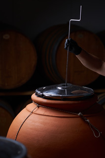 Η Limniona 2024 της Oenops Wines απέσπασε Χρυσό Μετάλλιο και 96 βαθμούς στα Decanter World Wine Awar