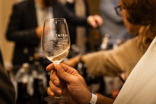Central Wine Fair 2025 επιστρέφει στις 24 Νοεμβρίου στην Αίγλη Ζαππείου με 60 οινοποιεία από την Αττική, τη Στερεά Ελλάδα και τη Θεσσαλία. Μια ολοήμερη γιορτή κρασιού με εκατοντάδες ετικέτες, θεματικές γευσιγνωσίες και μοναδικές οινικές εμπειρίες για επαγγελματίες και οινόφιλους.
