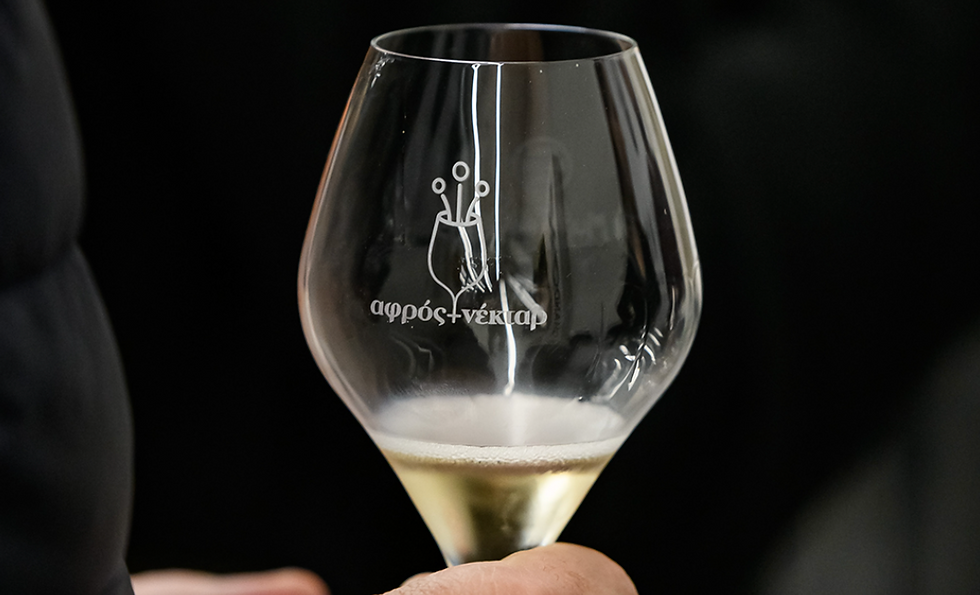 Το «Αφρός & Νέκταρ 2025» επιστρέφει στο ΚΠΙΣΝ, παρουσιάζοντας έναν κόσμο αφιερωμένο στα αφρώδη και επιδόρπια κρασιά. Μια γιορτή των φυσαλίδων και της γλυκύτητας, που συνδυάζει γεύση, ατμόσφαιρα και οινική ανακάλυψη λίγο πριν τις γιορτές.