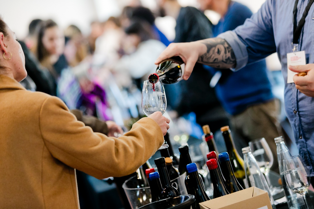Η έκθεση Artisanal Greek Wineries Athens 2026 του ΣΜΟΕ επιστρέφει στο Ζάππειο Μέγαρο στις 24 και 25 Ιανουαρίου, παρουσιάζοντας μικρούς Έλληνες οινοποιούς, ετικέτες και σύγχρονες τάσεις του ελληνικού κρασιού.