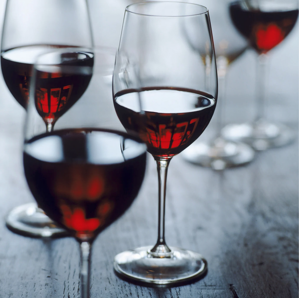 Η προέλευση της φράσης «καλά κρασιά» και η πορεία της από μια αυθεντική οινική ευχή σε μια ειρωνική έκφραση της καθημερινής ελληνικής γλώσσας.