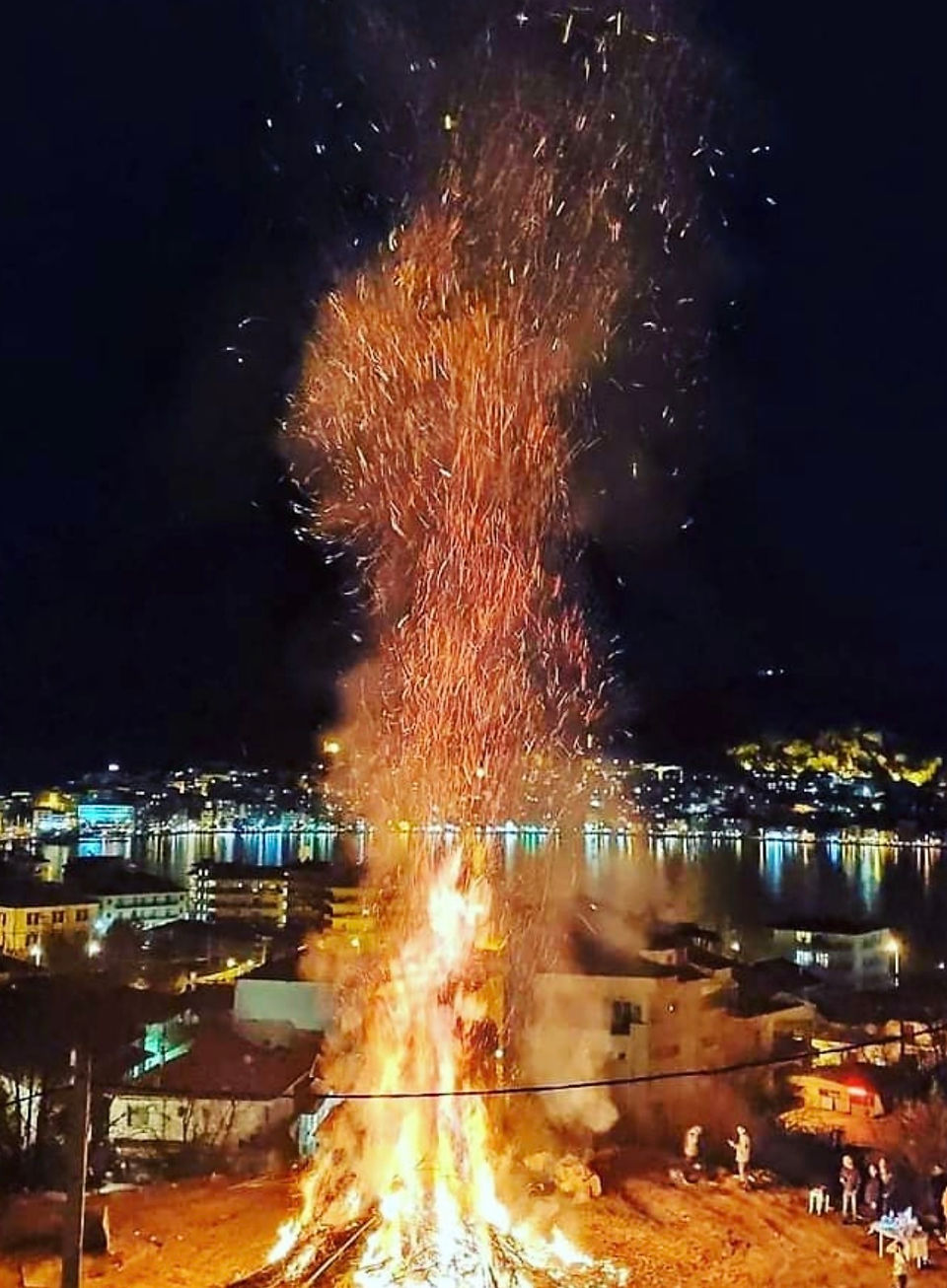 Αποκριάτικες αποδράσεις με οινική υπογραφή: Τύρναβος, Ηράκλειο/Αρχάνες, Νάουσα, Ιωάννινα, Καστοριά, Κοζάνη/Σιάτιστα, Σοχός, Γαλαξίδι, Θήβα/Άσκρη, Χίος/Θυμιανά—έθιμα, φωτιές, πομπές και επισκέψιμα οινοποιεία για ένα τριήμερο γεμάτο εμπειρίες.
