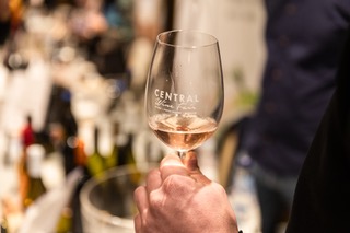 Central Wine Fair 2025 επιστρέφει στις 24 Νοεμβρίου στην Αίγλη Ζαππείου με 60 οινοποιεία από την Αττική, τη Στερεά Ελλάδα και τη Θεσσαλία. Μια ολοήμερη γιορτή κρασιού με εκατοντάδες ετικέτες, θεματικές γευσιγνωσίες και μοναδικές οινικές εμπειρίες για επαγγελματίες και οινόφιλους.