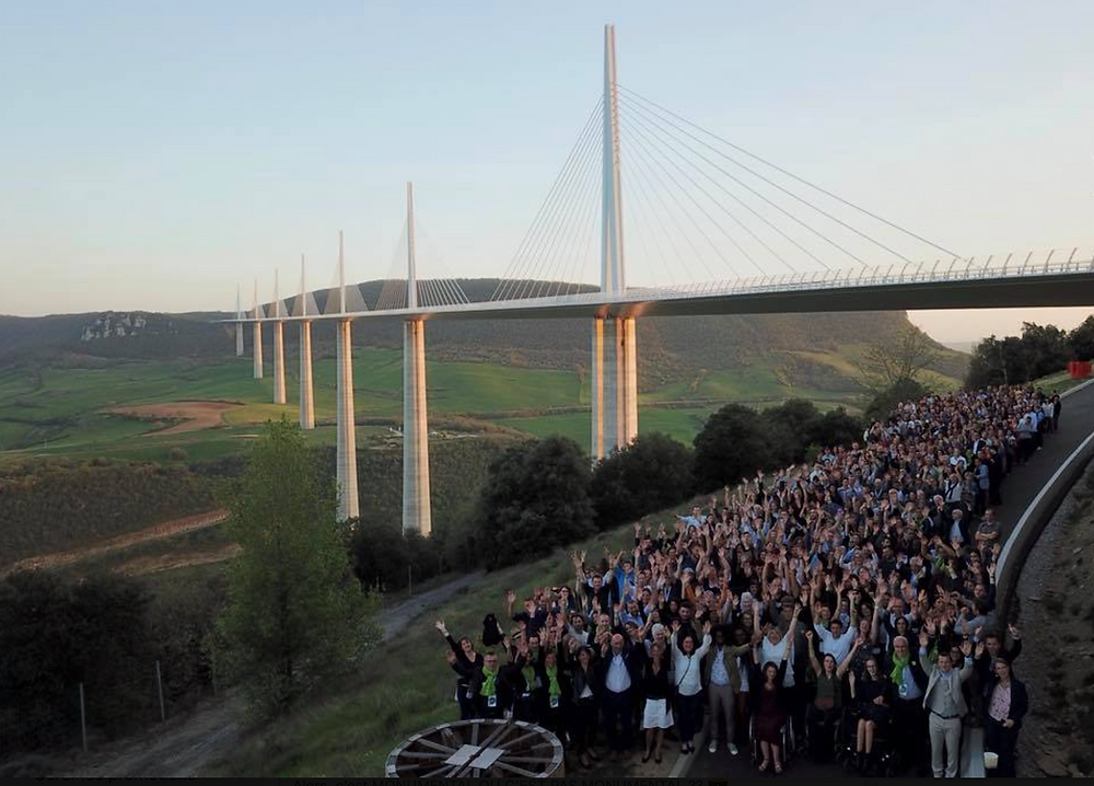 Les 250 blogeurs sous le Viaduc de Millau