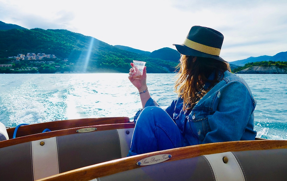 Apéritif sur le lac au coucher du soleil