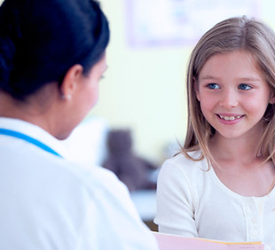 女の子をチェックナース