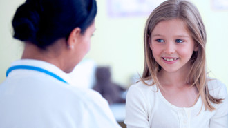 Krankenschwester Überprüfung Mädchen