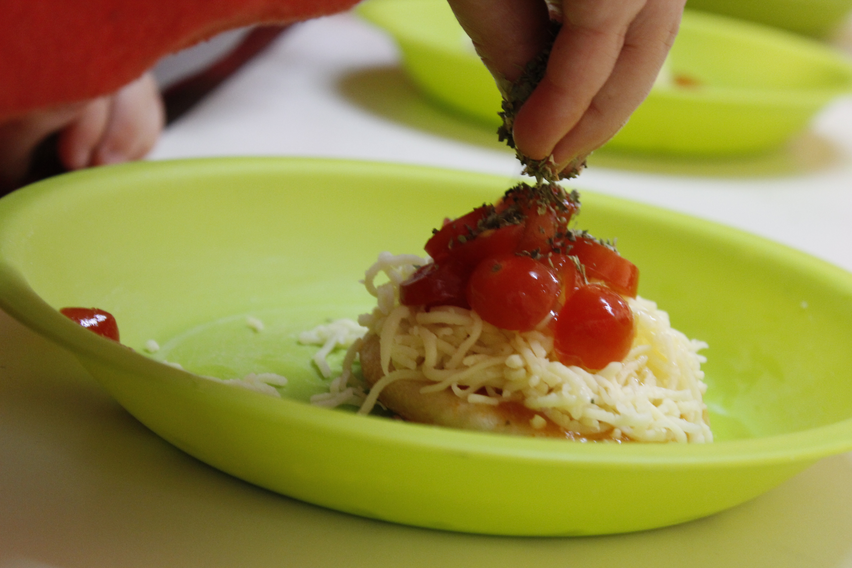 Colocando oregano na pizza