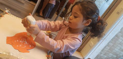 Menina usando cola em papel