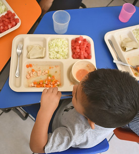 Niños comiendo