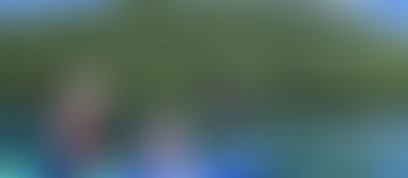 SUPの上に乗る母と子