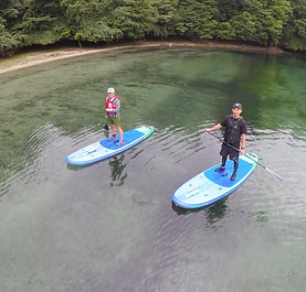 SUPボードの上に立っている2人