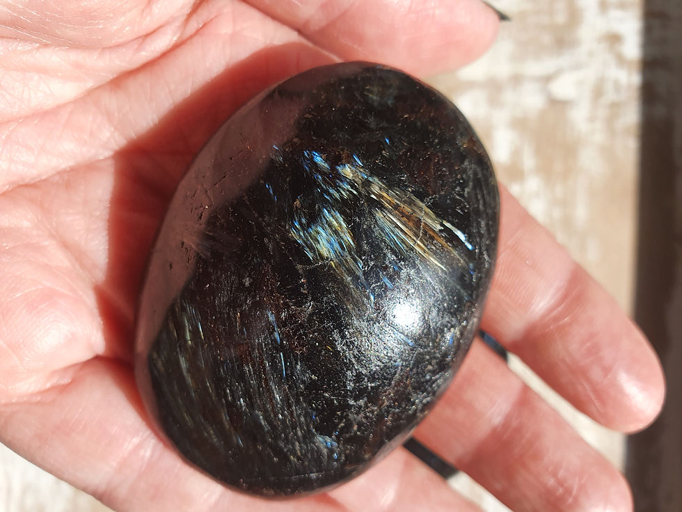 Thumbnail: Arfvedsonite palm stone 