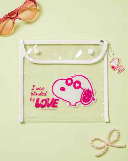 Korean intro slide highlighting features of Snoopy clear pouch pink M size.