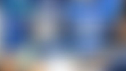 Bolas numeradas sendo sorteadas em globo transparente durante apuração de loteria, com apostadores acompanhando o resultado em ambiente digital.